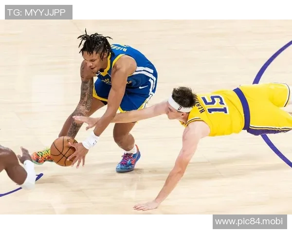 里夫斯参加篮球比赛